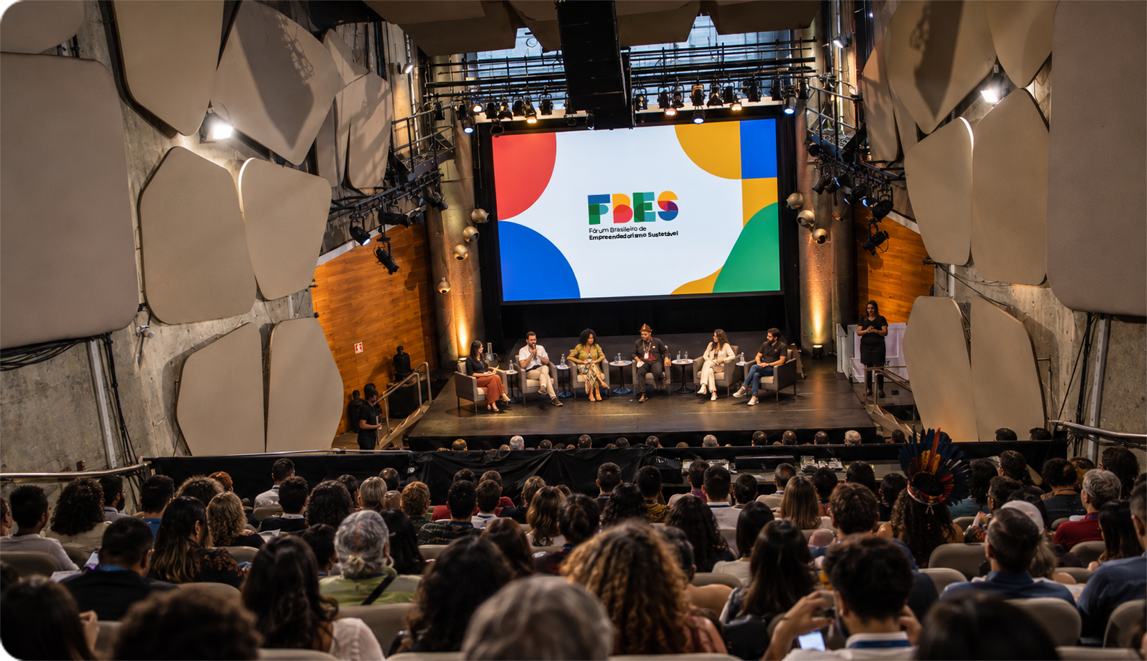 Público acompanhando uma programação em auditório
