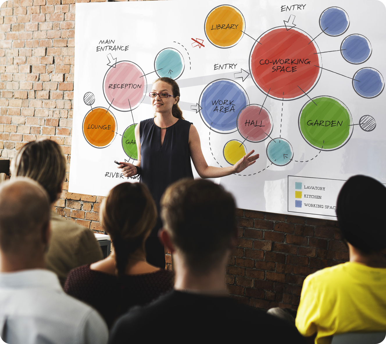 Pessoas trabalhando juntas em ideias e planejamento